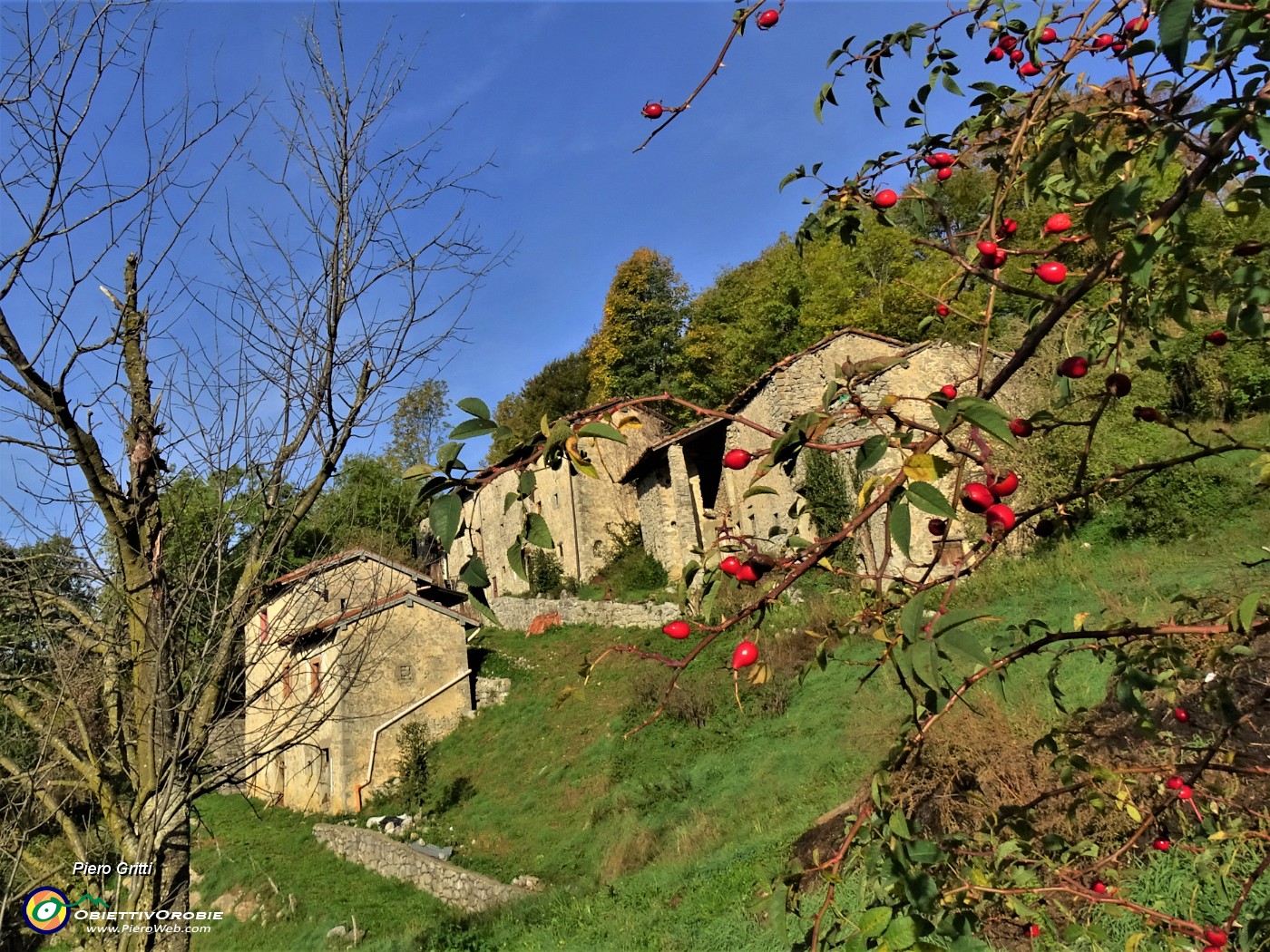 07 Passaggio al piccolo borgo antico del Crosnello (1094 m).JPG